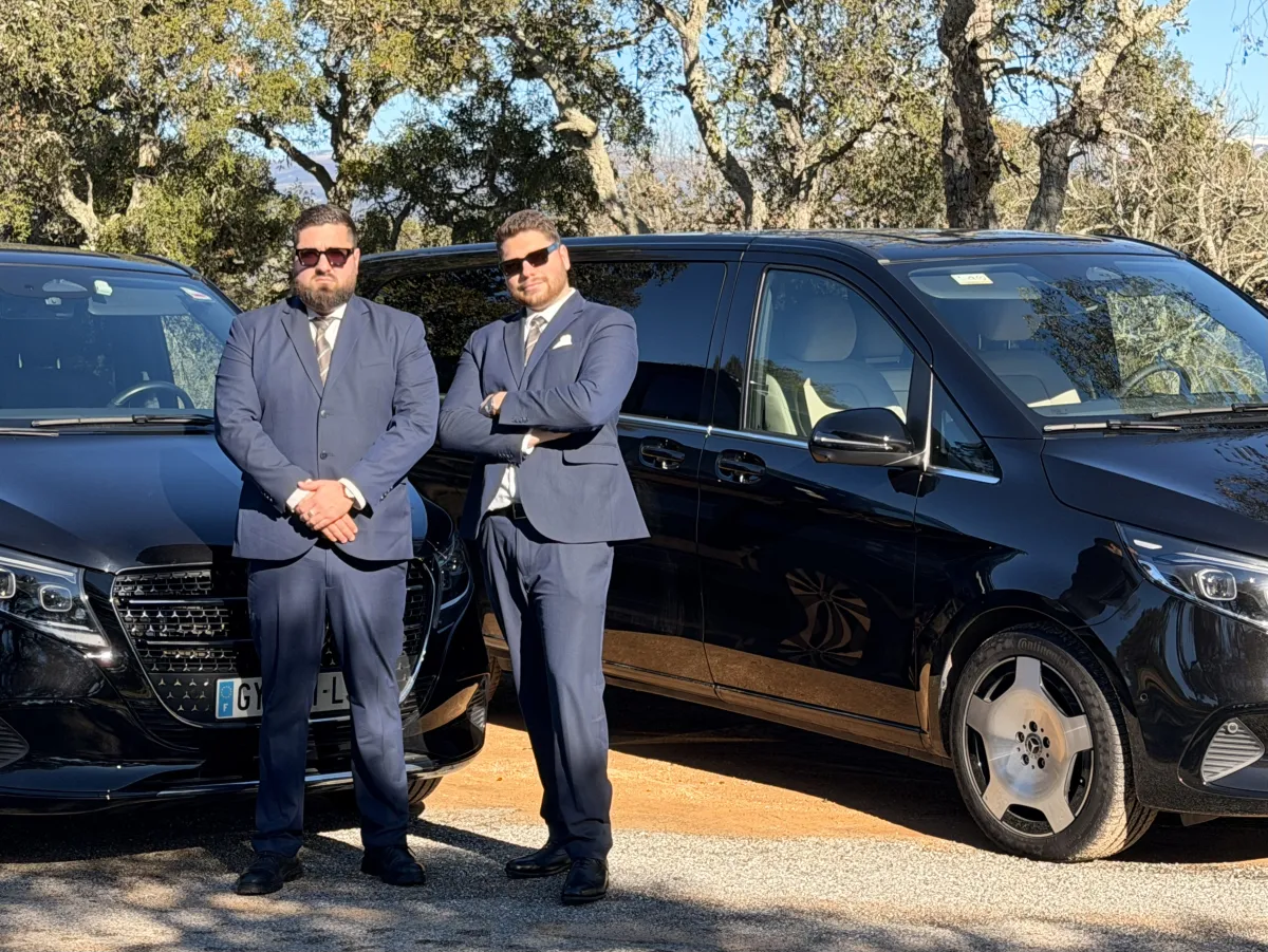 Benjamin et Théo, fondateurs de MAYER, devant leur flotte Mercedes